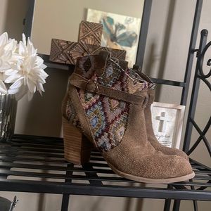 Women's AE American Eagle Outfitters Tapestry Suede
Boho Western Ankle Boot Sz 8